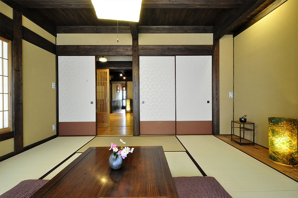 いぐさの香りも心地よい和室は、天井・柱を自然塗料で着色して落ち着いた雰囲気にしました